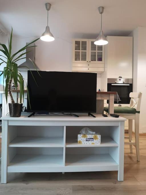 Lovely One Bedroom Next Mall Vitan Apartment *