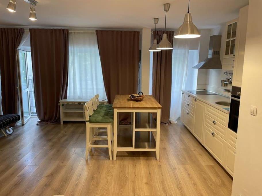 Apartment Lovely One Bedroom Next Mall Vitan