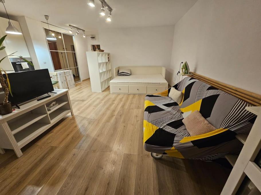 Lovely One Bedroom Next Mall Vitan Apartment *